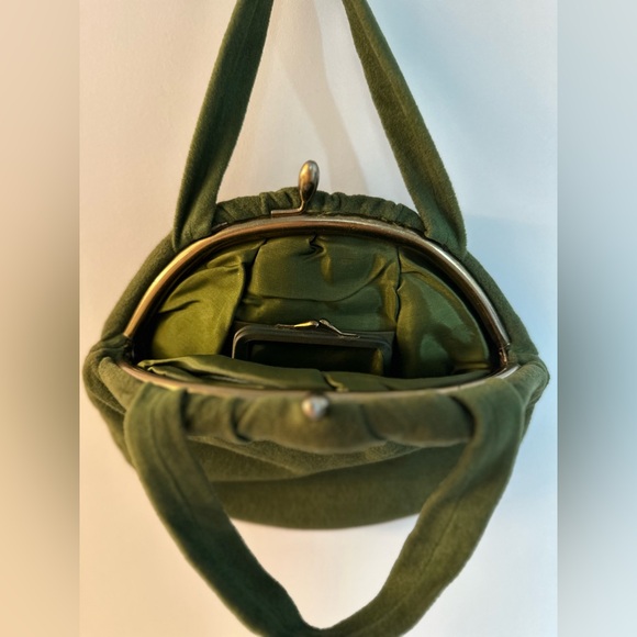 Beautiful Vintage 1960s Green Kisslock Handbag - Picture 3 of 13